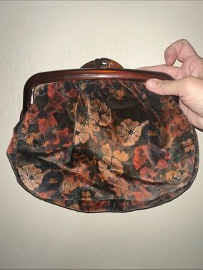 Carpet bags of America ! Rare! Vintage Floral Velvet Frame Clutch in Multicolor